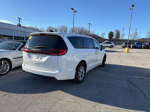2023 Chrysler Pacifica Touring-L