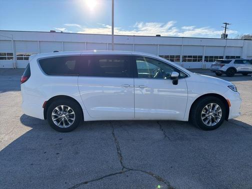 2023 Chrysler Pacifica Touring-L