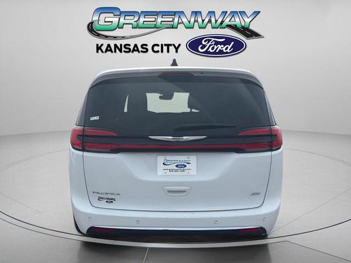 2023 Chrysler Pacifica Touring-L