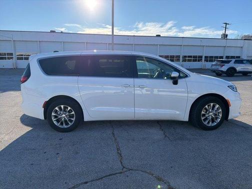 2023 Chrysler Pacifica Touring-L