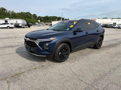 Blue Glow Metallic 2024 Chevrolet Trax LT