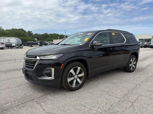 Mosaic Black Metallic 2022 Chevrolet Traverse LT Leather