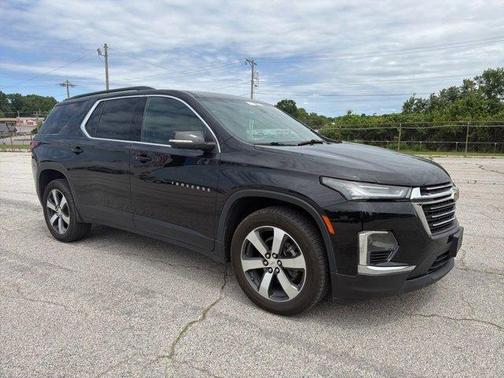 Mosaic Black Metallic 2022 Chevrolet Traverse LT Leather