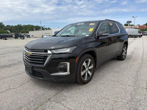 Mosaic Black Metallic 2022 Chevrolet Traverse LT Leather
