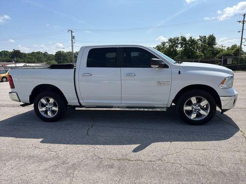 Bright White Clearcoat 2018 RAM 1500 Big Horn