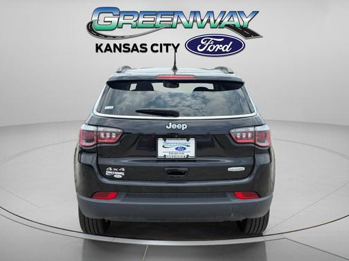 Diamond Black Crystal Pearlcoat 2019 Jeep Compass Latitude