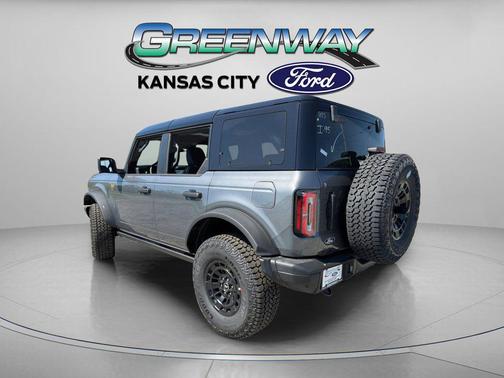 CARBONIZED GRAY METALLIC 2026 Ford Bronco Badlands