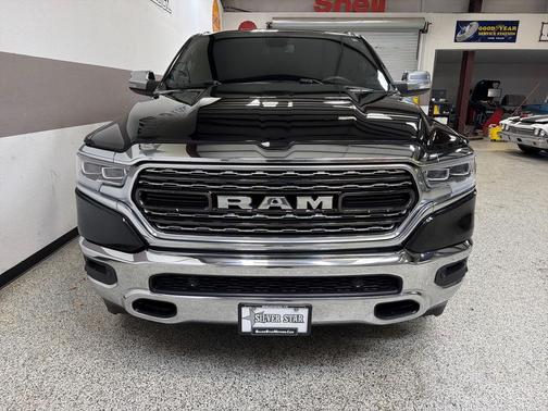 Diamond Black Crystal Pearlcoat 2019 RAM 1500 Limited