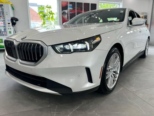 Mineral White Metallic 2025 BMW 530 xDrive
