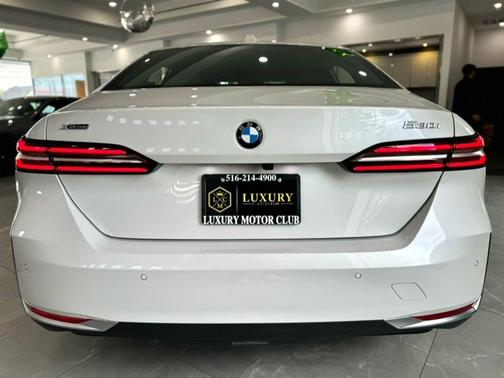 Mineral White Metallic 2025 BMW 530 xDrive