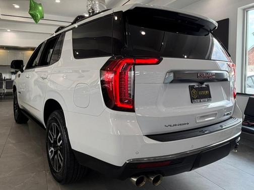 Summit White 2024 GMC Yukon 4WD AT4