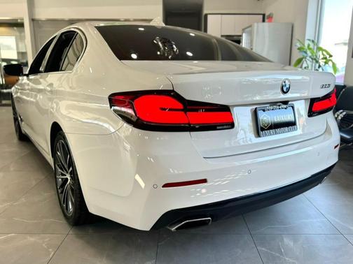 2022 BMW 530 i