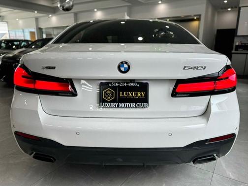 Alpine White 2022 BMW 540 i xDrive