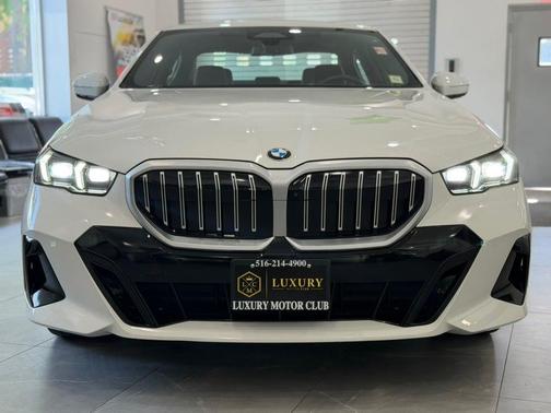 Alpine White 2026 BMW 530 xDrive