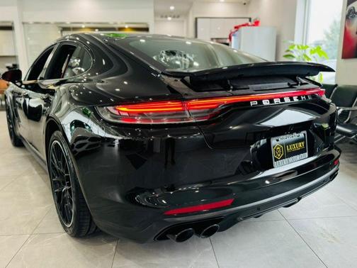 2022 Porsche Panamera 4