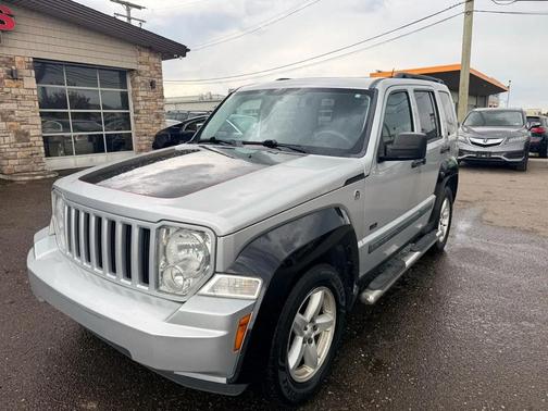 Bright Silver Metallic Clearcoat 2009 Jeep Liberty Sport