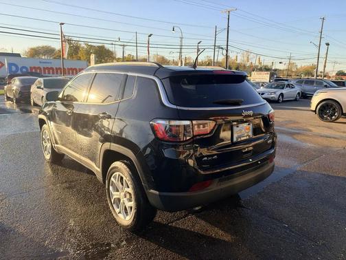Diamond Black Crystal Pearlcoat 2024 Jeep Compass Latitude
