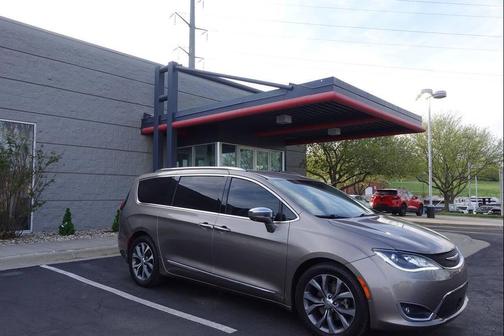 Billet Silver Metallic Clear Coat 2018 Chrysler Pacifica Limited