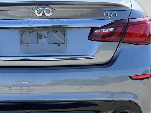 2016 INFINITI Q70 3.7