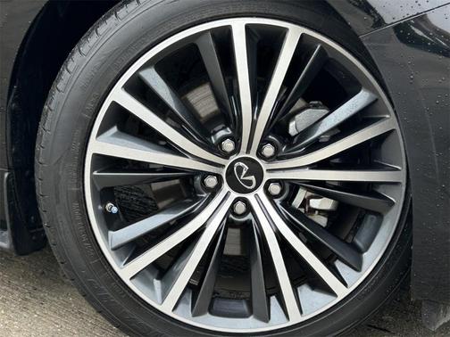 2022 INFINITI Q60 LUXE