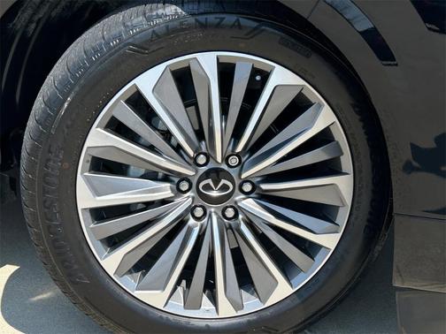 2025 INFINITI QX80 Luxe