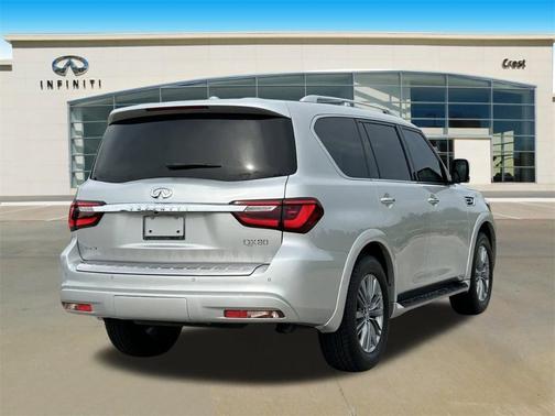 2022 INFINITI QX80 Luxe