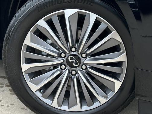 2025 INFINITI QX80 Luxe