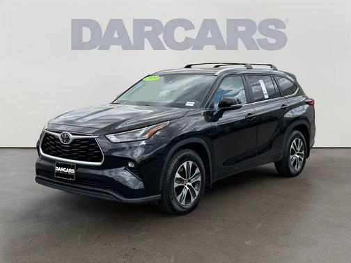 Midnight Black Metallic 2023 Toyota Highlander XLE