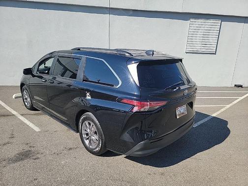 2021 Toyota Sienna LE