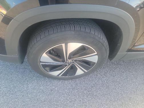 Deep Black Pearl 2025 Volkswagen Taos 1.5T SE