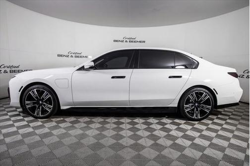 2024 BMW 750e i xDrive