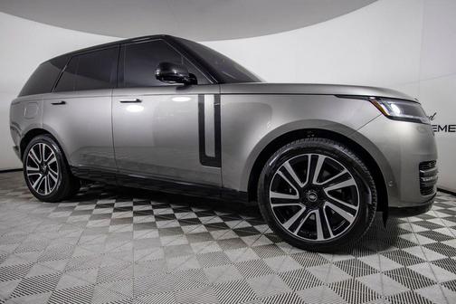 Silicon Silver Premium Metallic 2023 Land Rover Range Rover P400 SE