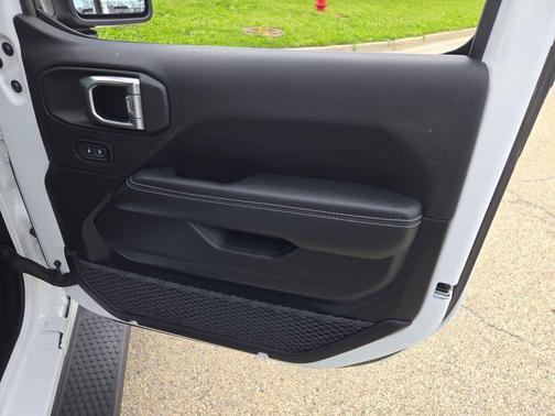 Bright White Clearcoat 2023 Jeep Wrangler 4xe Sahara