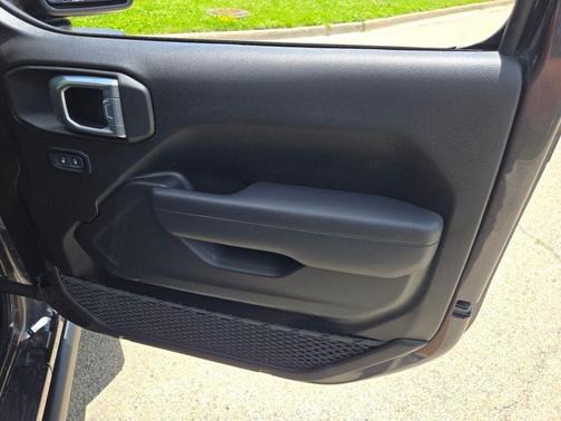 Granite Crystal Metallic Clearcoat 2024 Jeep Wrangler Willys