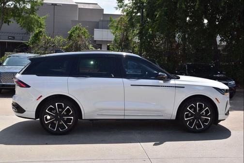 White Platinum Metallic Tri-Coat 2024 Lincoln Nautilus Reserve
