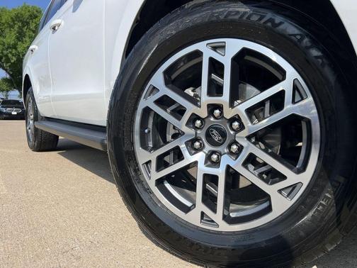 Oxford White 2025 Ford Expedition Active