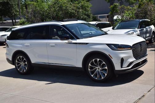 Pristine White Metallic Tri-Coat 2025 Lincoln Aviator Reserve
