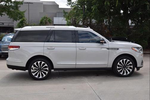 Ceramic Pearl Metallic Tri-Coat 2022 Lincoln Navigator Reserve