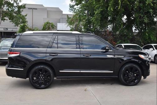 Infinite Black Metallic Clearcoat 2024 Lincoln Navigator Reserve