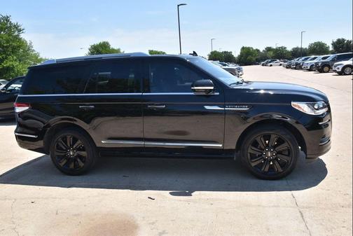 Infinite Black Metallic Clearcoat 2024 Lincoln Navigator Reserve