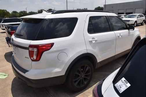 White Platinum Clearcoat Metallic 2018 Ford Explorer XLT