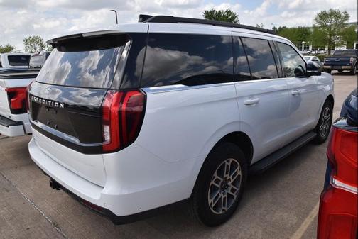 Oxford White 2025 Ford Expedition Active