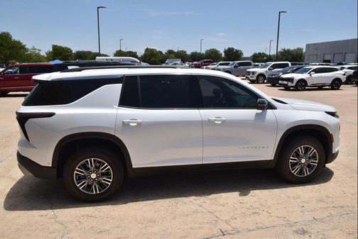 Iridescent Pearl Tricoat 2024 Chevrolet Traverse LT