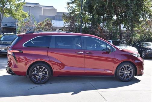 2021 Toyota Sienna XSE 7 Passenger