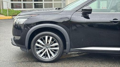 Black 2022 Nissan Pathfinder Platinum