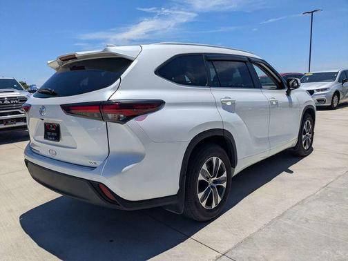 Pearl 2024 Toyota Highlander XLE