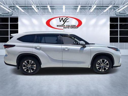 Pearl 2024 Toyota Highlander XLE
