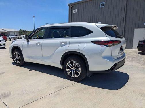 Pearl 2024 Toyota Highlander XLE