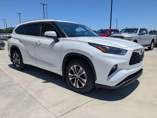 Pearl 2024 Toyota Highlander XLE
