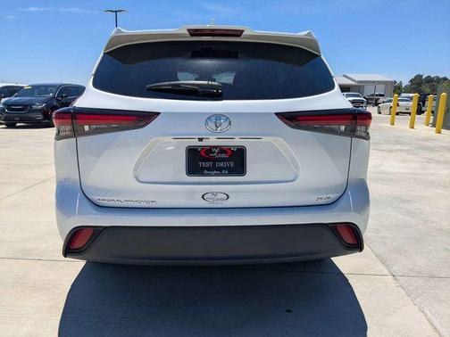 Pearl 2024 Toyota Highlander XLE
